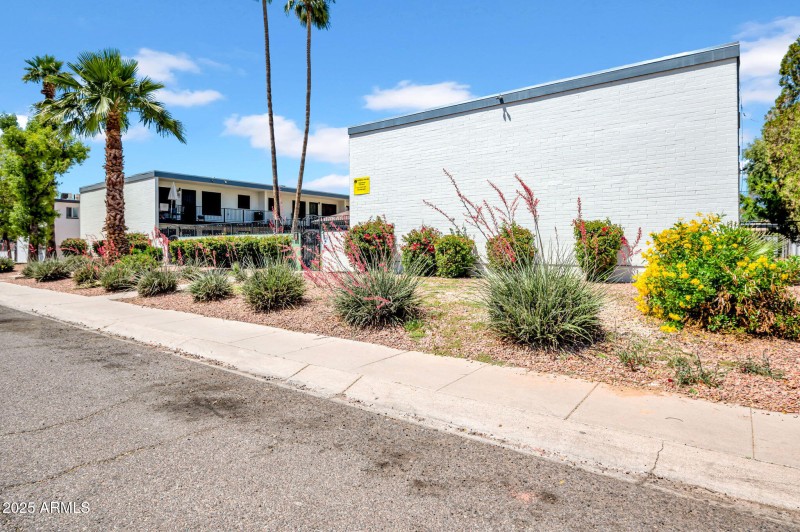 3-web-or-mls-1942 W Berridge Ln-4