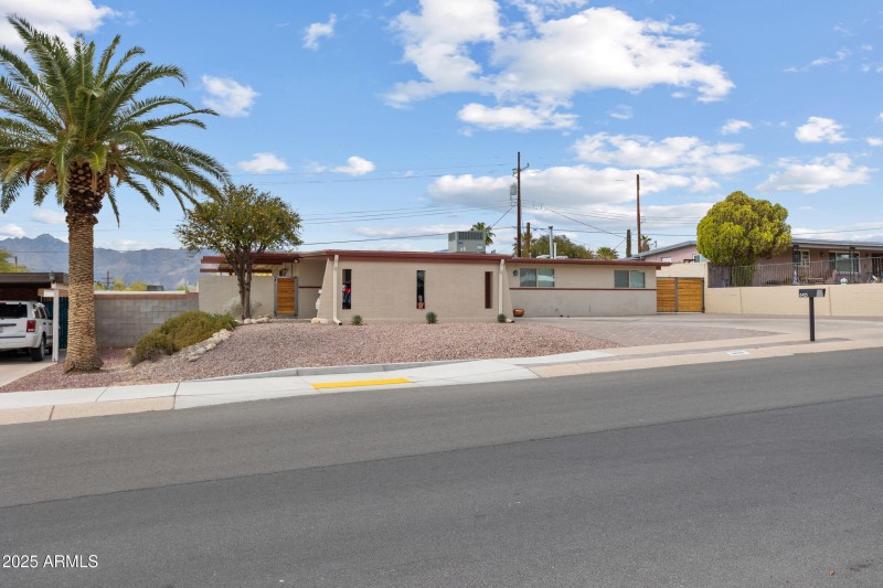 2_8425 e hawthorne st-030