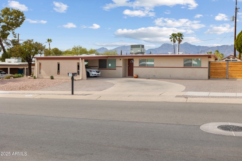 4_8425 e hawthorne st-032