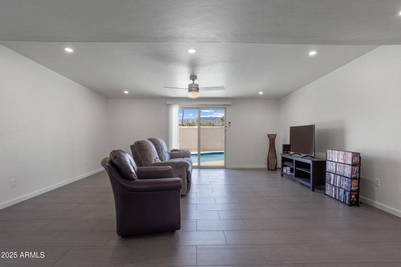 5_8425 e hawthorne st-003