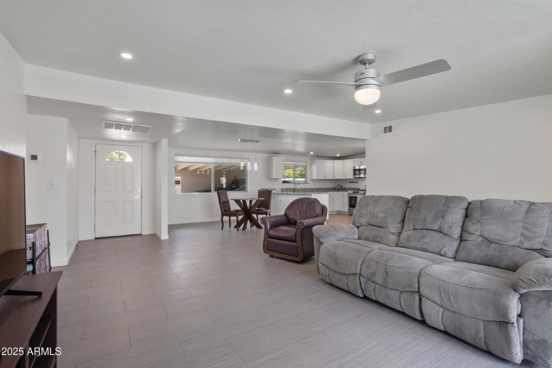 6_8425 e hawthorne st-015