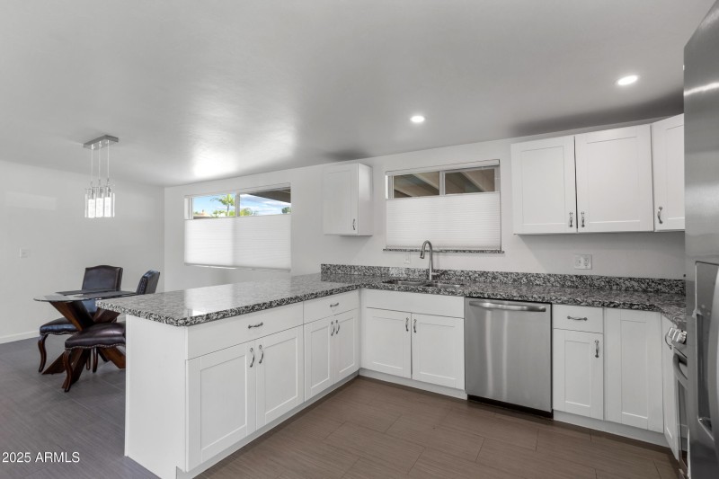 11_8425 e hawthorne st-020