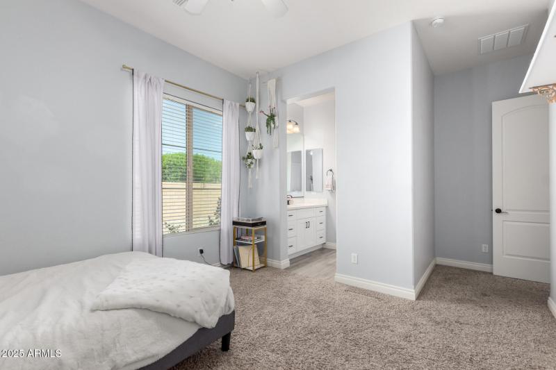 bedroom 2 (Jack and Jill)