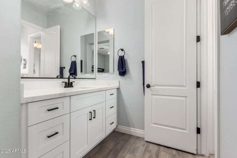bathroom 2 (jack and jill)