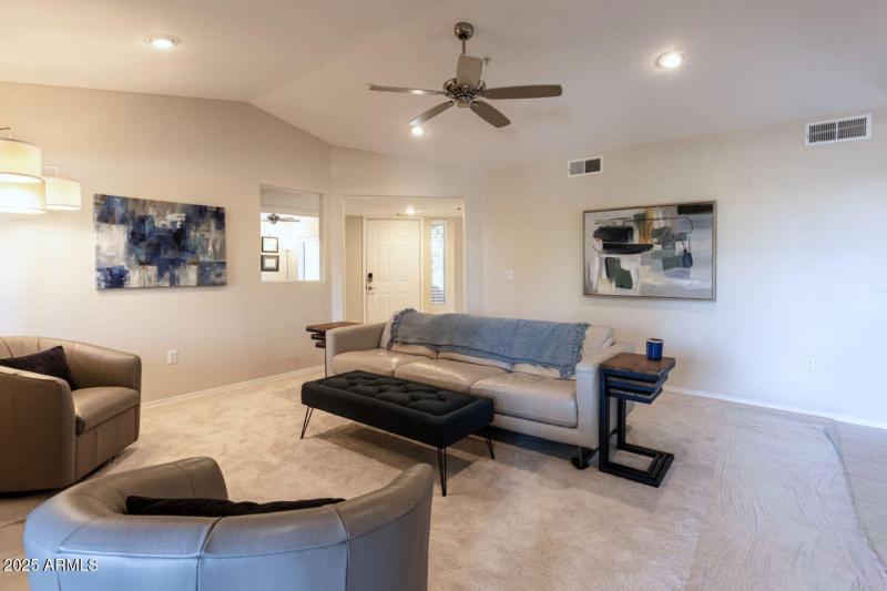 Liv-room-to-entry