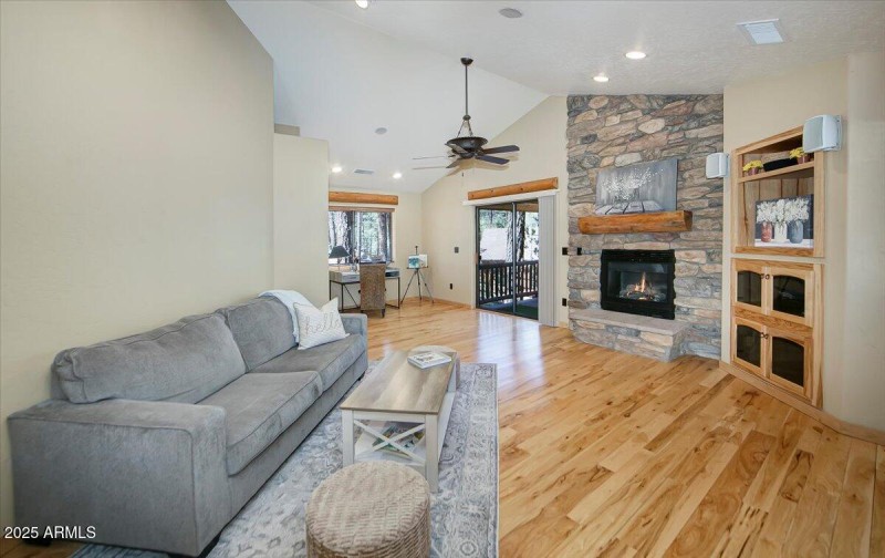 54-Guest House Living