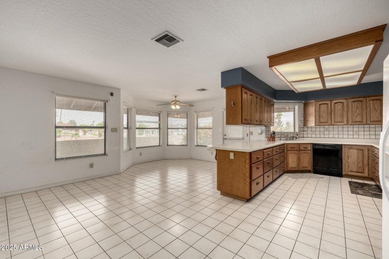 Kitchen w/eat in breakfast area