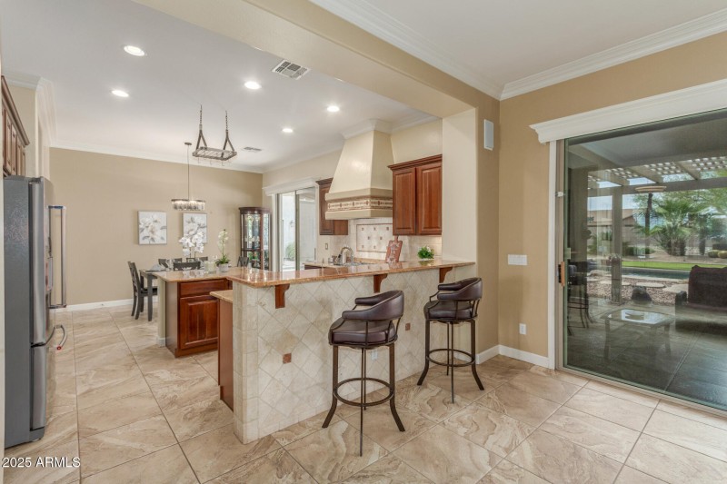 Kitchen with breakfast bar