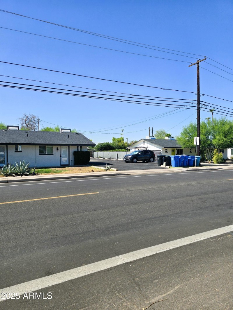 4450 Front and parking lot2