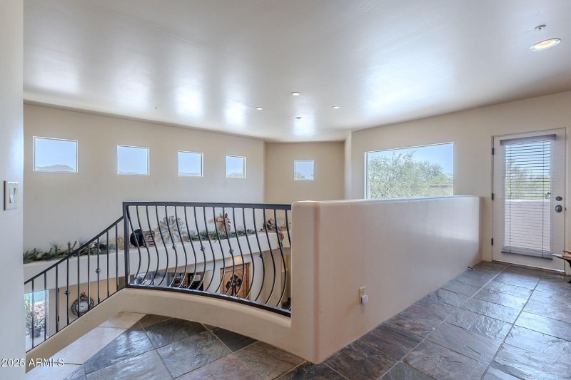 028_Loft Landing