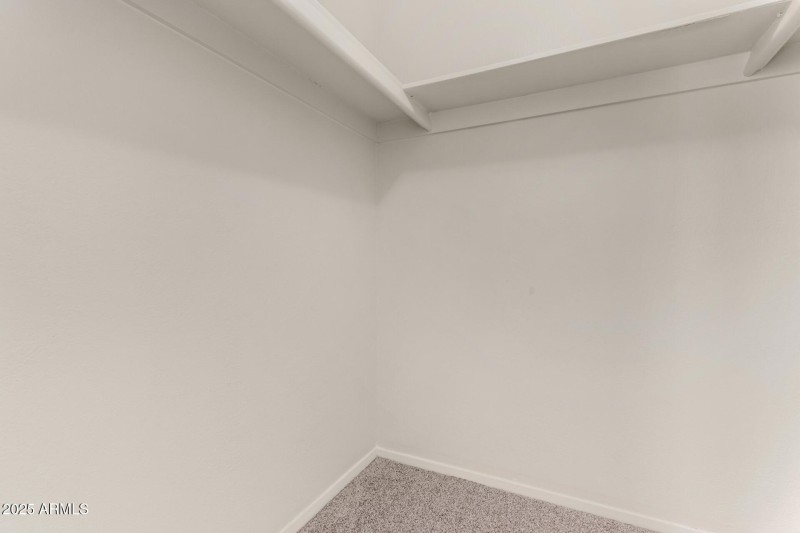 WALK IN CLOSET