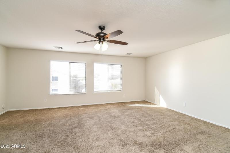 010-photo-main-bedroom-14074472