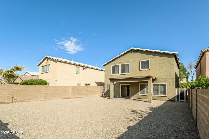 020-photo-rear-view-14074480