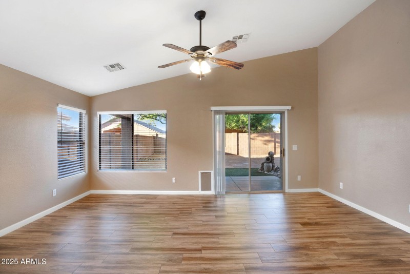 13-web-or-mls-418 E Clairidge Dr-11