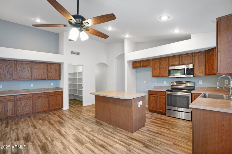 17-web-or-mls-418 E Clairidge Dr-15