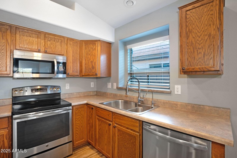 19-web-or-mls-418 E Clairidge Dr-17