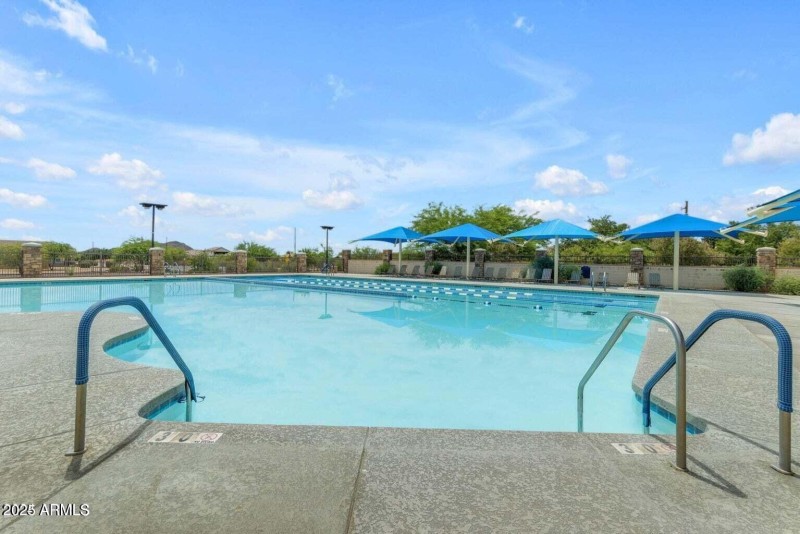 Pool w swim lanes
