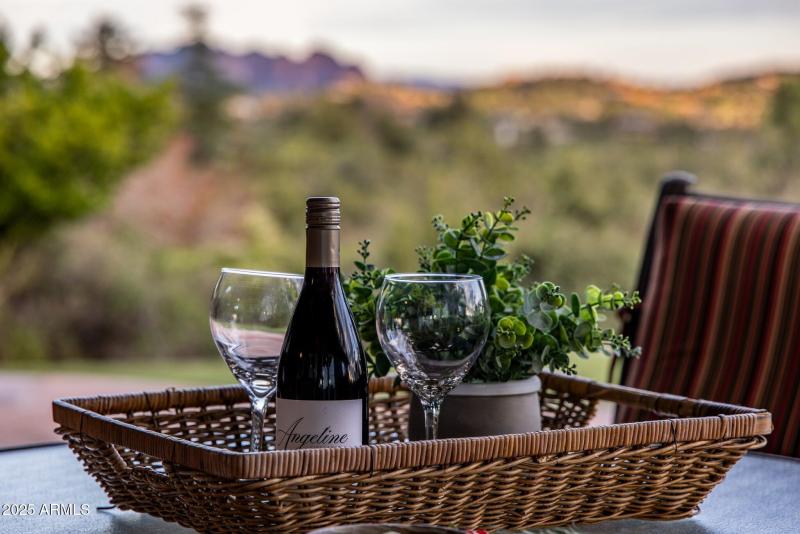 OUTDOOR LIVING