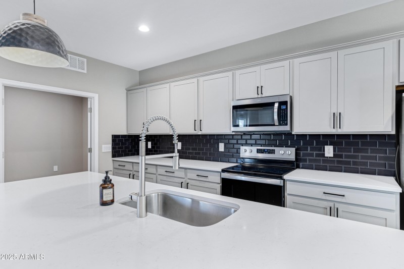 1090 E Horro Rd-14