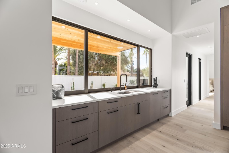 KITCHEN- SERVING BAR