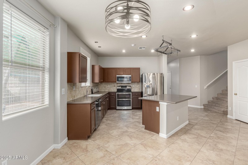 KITCHEN/DINING