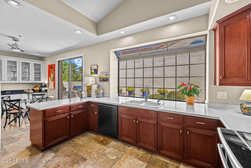 14)KITCHEN