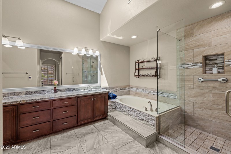 21)MASTER BATH