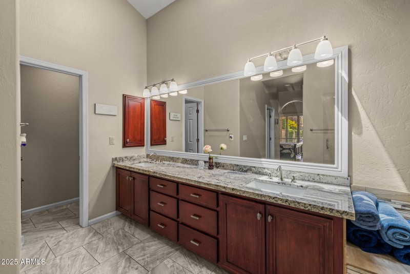 22)MASTER BATH