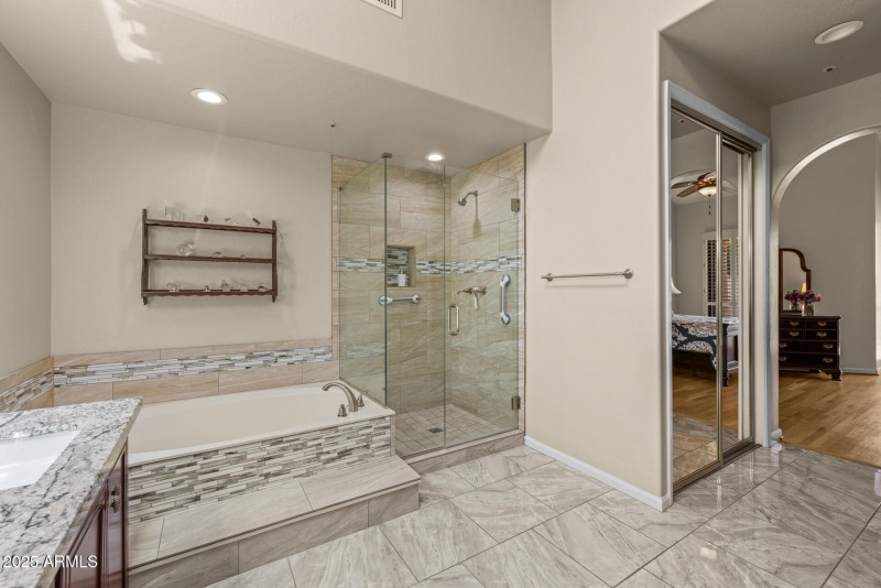 23)MASTER BATH