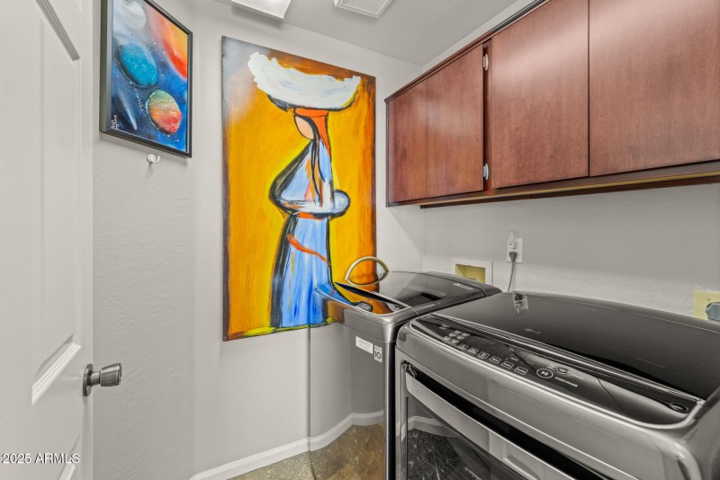 26)LAUNDRY ROOM