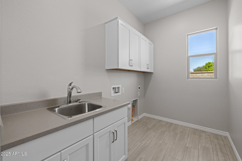 22)LAUNDRY ROOM