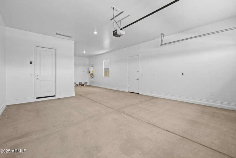 25)GARAGE
