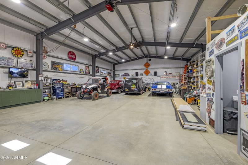 Finn Shop working