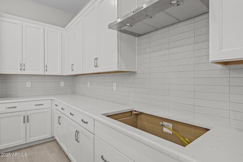 10)KITCHEN