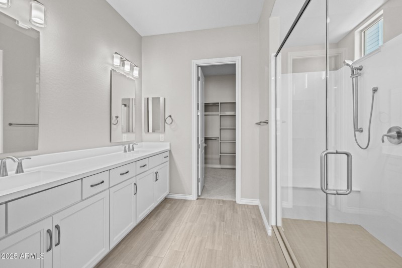 19)MASTER BATH DOWN