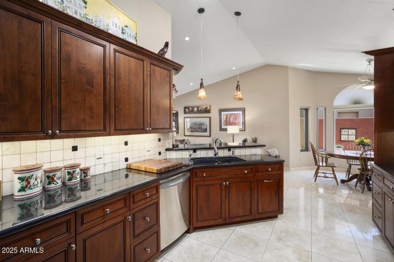 Upper/lower cabinet lighting