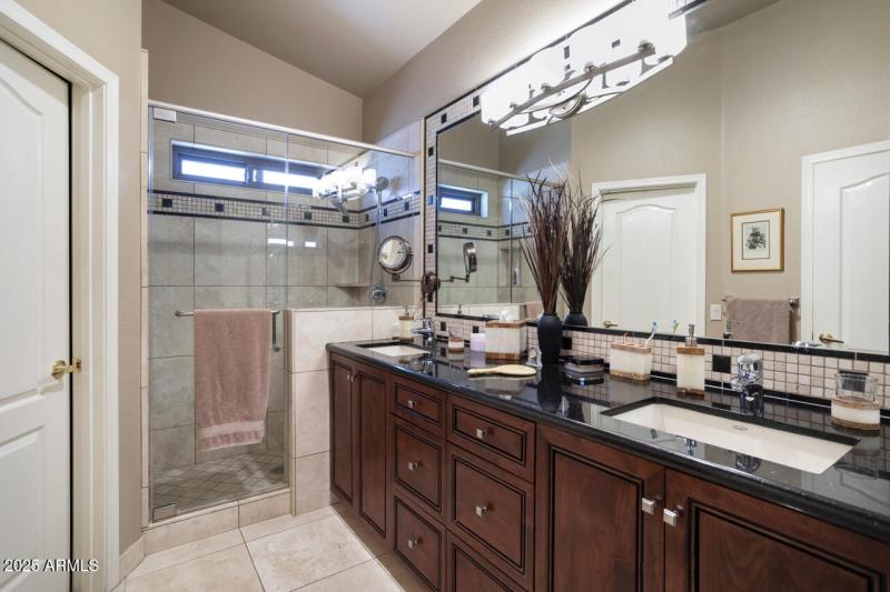 Primary bathroom w/walkin closet