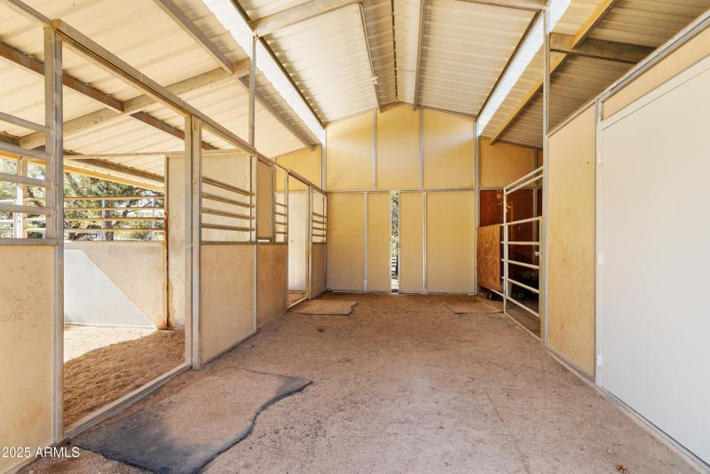 037_Barn Breezeway