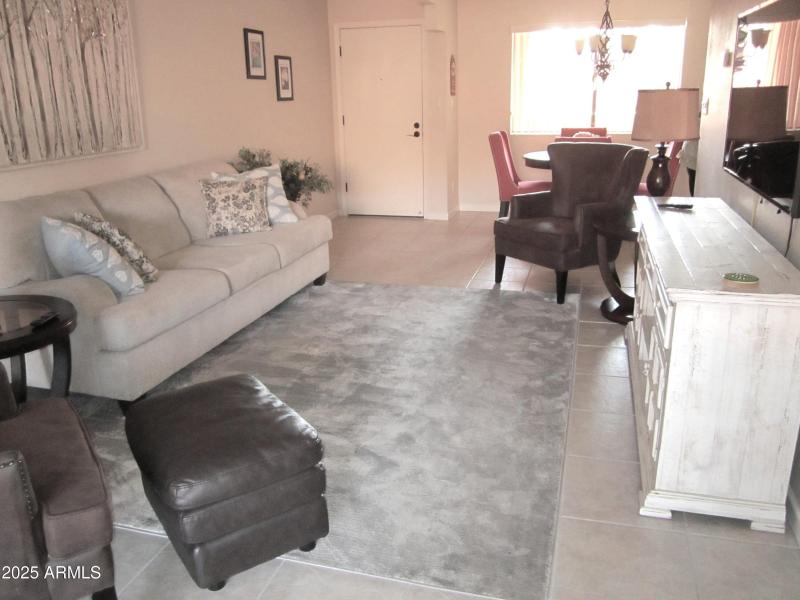 3 325 COMFY LIVING AREA