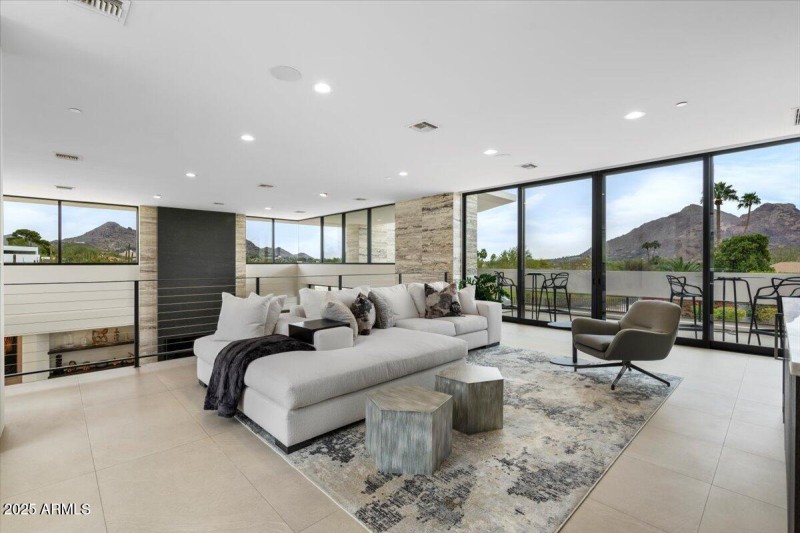 Loft w/ 360 Views