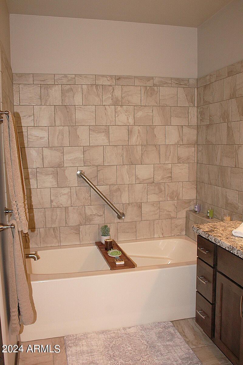 032_Master Tub