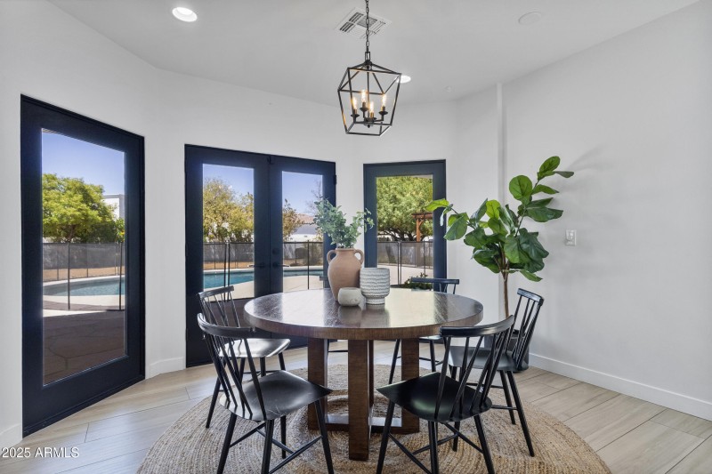 Eat-in Kitchen