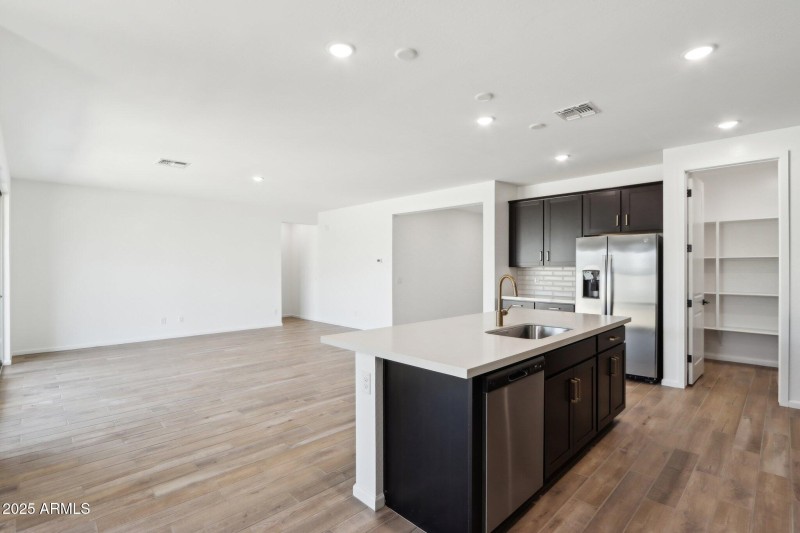 12-web-or-mls-W Cheryl Dr-1405-012