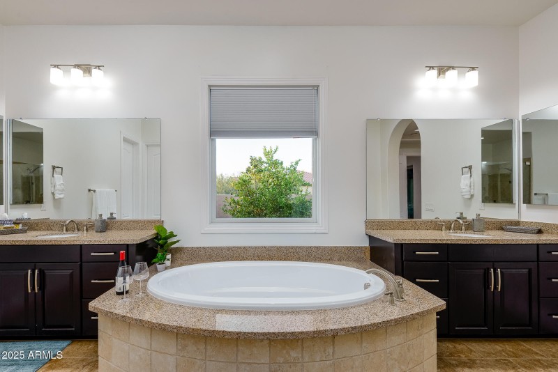Doubel Vanities & Garden Tub