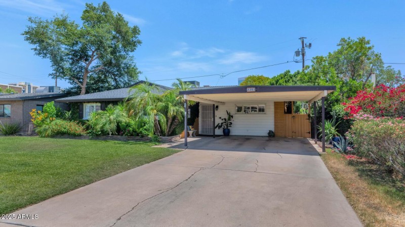 3351 N 6th Ave-large-003-013-3351 N 6th