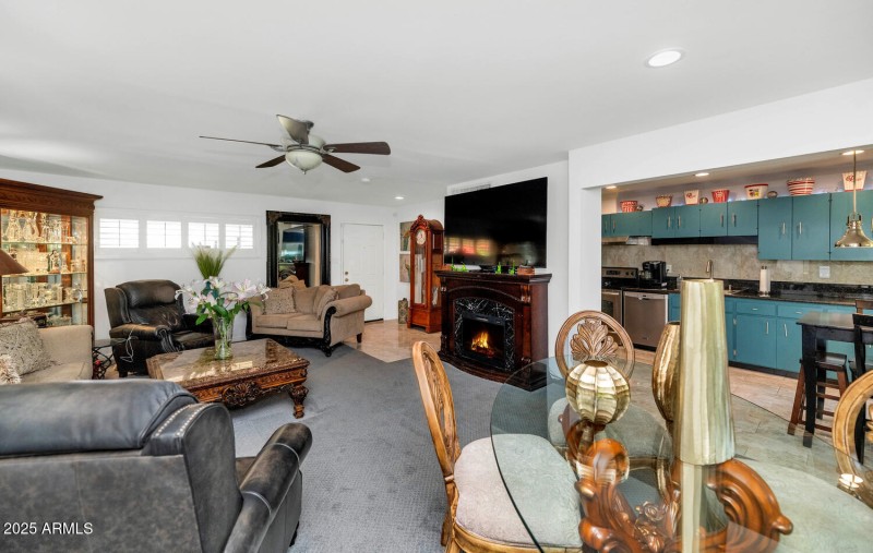 3351 N 6th Ave-large-007-012-3351 N 6th