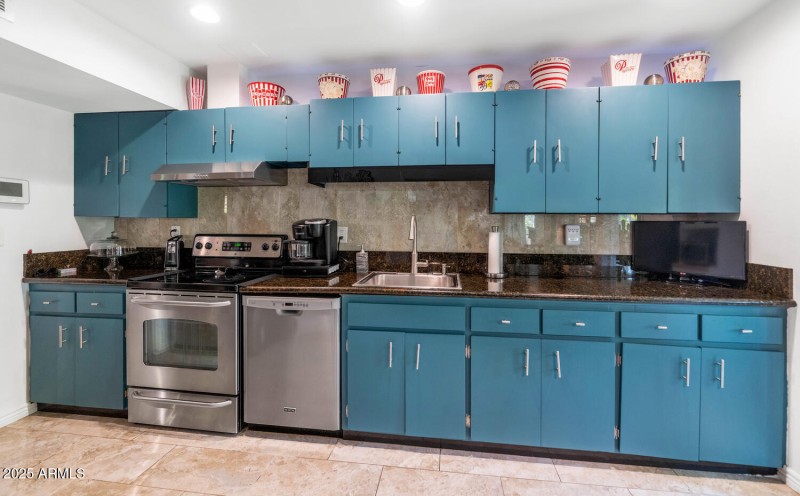 3351 N 6th Ave-large-009-028-3351 N 6th