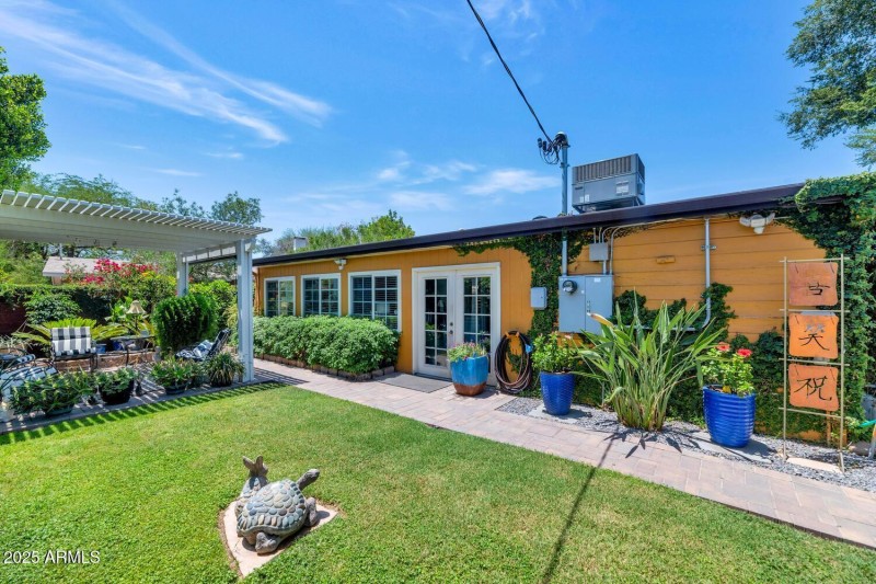 3351 N 6th Ave-large-021-020-3351 N 6th