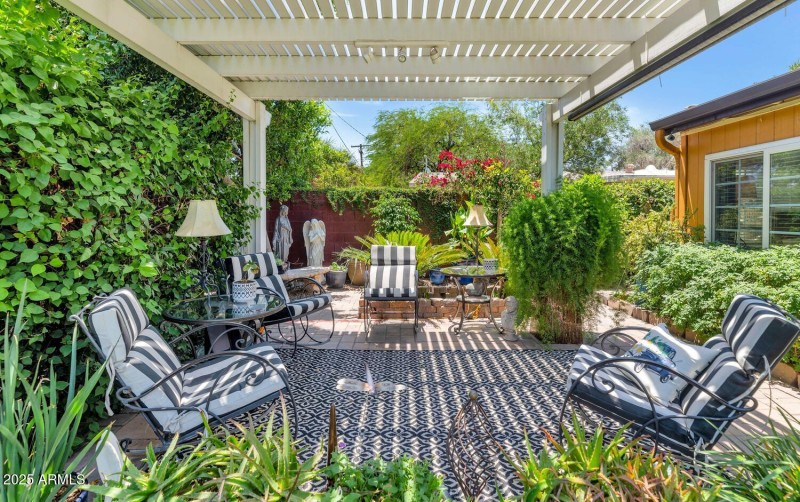3351 N 6th Ave-large-022-017-3351 N 6th