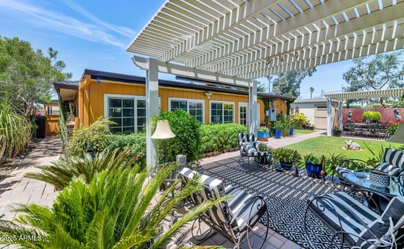 3351 N 6th Ave-large-023-016-3351 N 6th